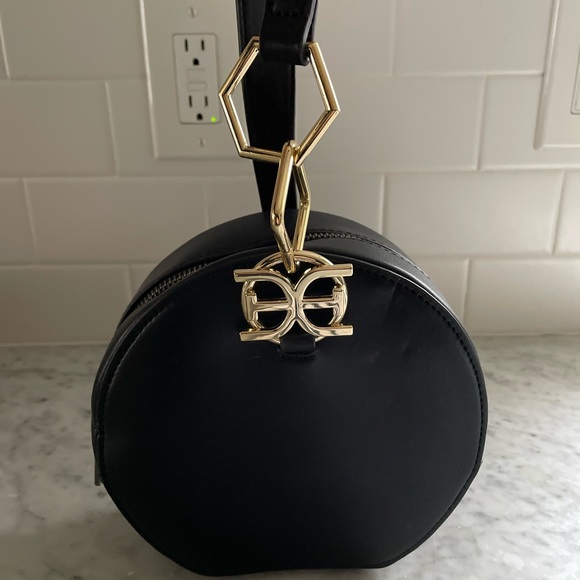 Sam Edelman Round wristlet bag black, used once for a wedding Looks brand new! - Picture 2 of 6